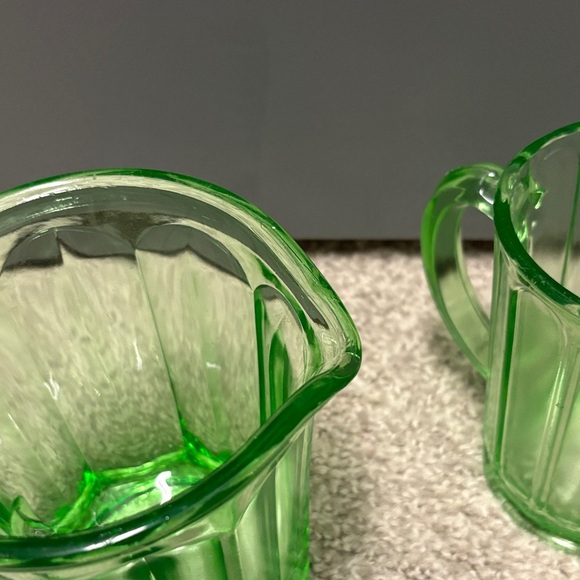Vintage Hazel Atlas Green glass pitcher set of 2 ribbon pattern paneled design - Picture 8 of 16